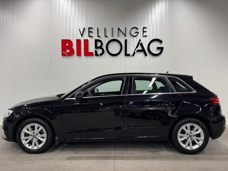 Svart metallic Begagnad 2019 Audi A3 Sedan | 189 500 kr (Bra pris) - Bild 1/4