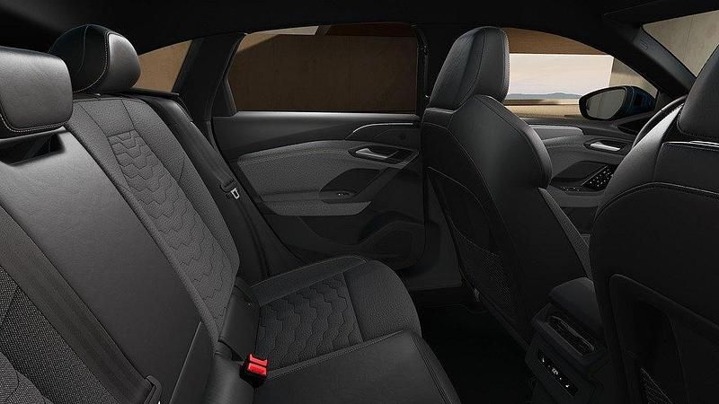Mörkblå (malpeloblå metallic) Ny 2025 Audi e-tron Design SUV | 758 600 kr - Bild 1/4