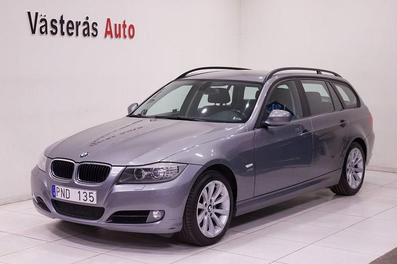 Grå Begagnad 2009 BMW 320 Comfort Edition Kombi | 60 000 kr (Marknadspris) - Bild 1/4