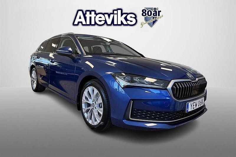 Blå Ny 2025 Skoda Superb Selection Kombi | 490 300 kr (Marknadspris) - Bild 1/4