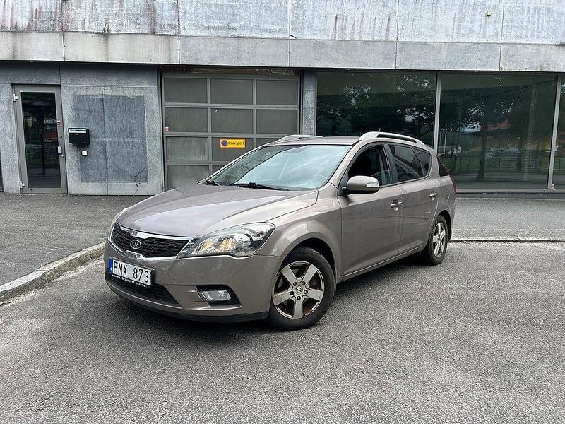 Mörkgrå Begagnad 2011 Kia Ceed Sportswagon Kombi | 39 900 kr (Bra pris) - Bild 1/4