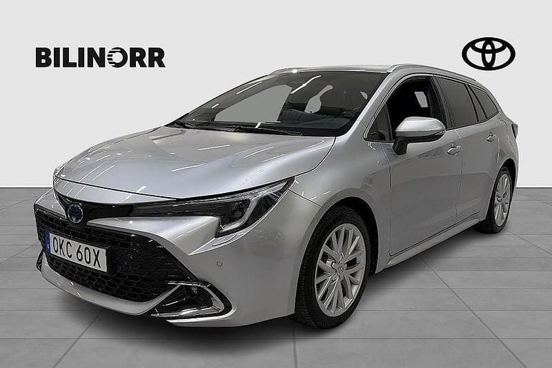 Silver Begagnad 2024 Toyota Corolla Style Kombi | 319 900 kr (Marknadspris) - Bild 1/3