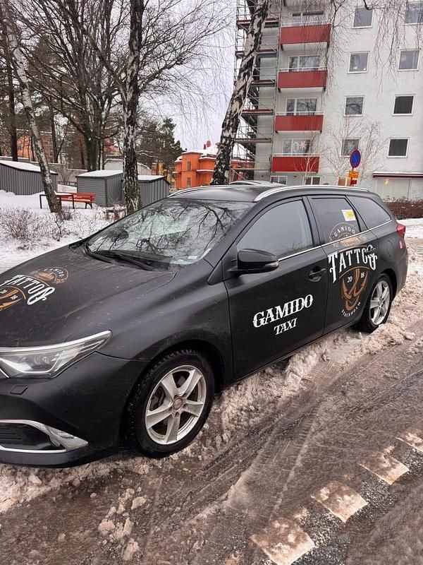 Blå, folierad Begagnad 2017 Toyota Auris Touring Sports Kombi | 68 750 kr (Dyr) - Bild 1/4