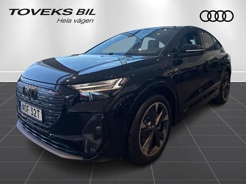 Svart Ny 2026 Audi Q4 Sportback e-tron S-Line SUV | 727 400 kr (Dyr) - Bild 1/4