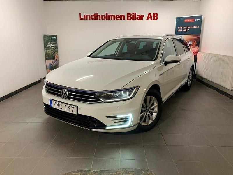 Vit Begagnad 2018 VW Passat GTE Kombi | 137 900 kr (Bra pris) - Bild 1/4