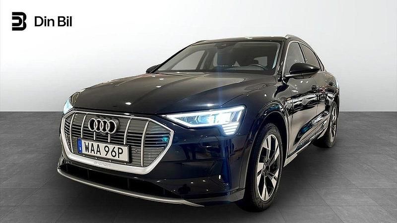 Svart (mytsvart metallic) Begagnad 2022 Audi e-tron Advanced SUV | 389 000 kr (Bra pris) - Bild 1/4
