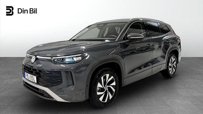Grå (dolphin grey metallic) Ny 2025 VW Tayron Life SUV | 579 900 kr (Lite dyr) - Bild 1/4