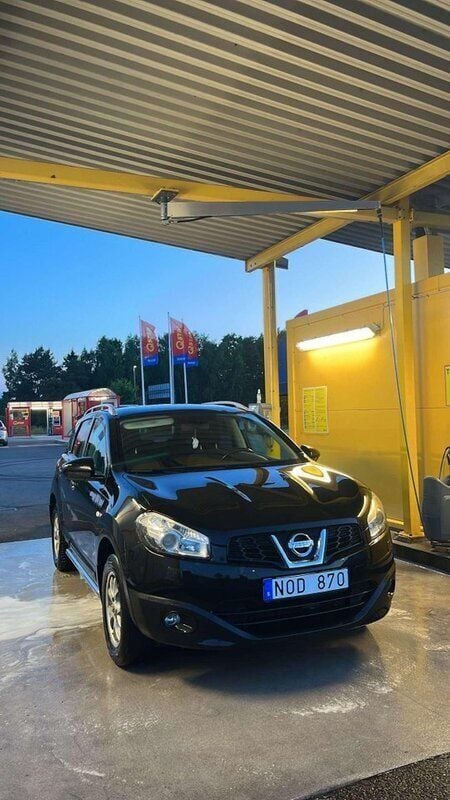 Svart Begagnad 2010 Nissan Qashqai SUV | 40 900 kr (Marknadspris) - Bild 1/4