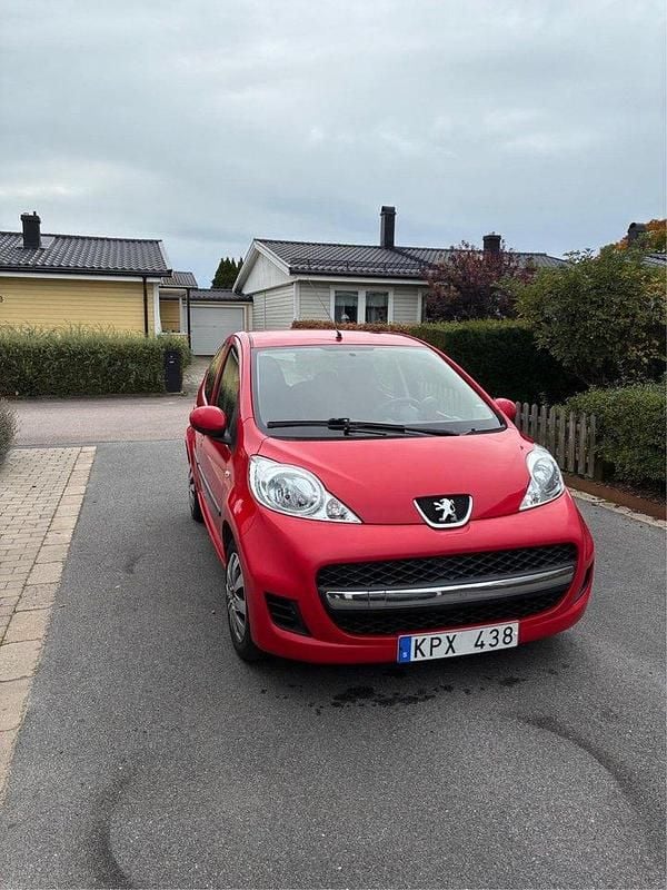 Röd Begagnad 2010 Peugeot 107 Halvkombi | 29 000 kr (Marknadspris) - Bild 1/4