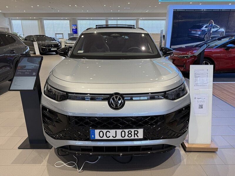 Silver Ny 2025 VW Tayron R-line SUV | 626 500 kr (Marknadspris) - Bild 1/4