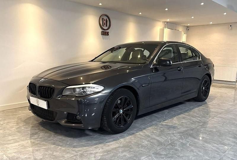 Grå Begagnad 2011 BMW 520 Sedan | 114 900 kr (Marknadspris) - Bild 1/4