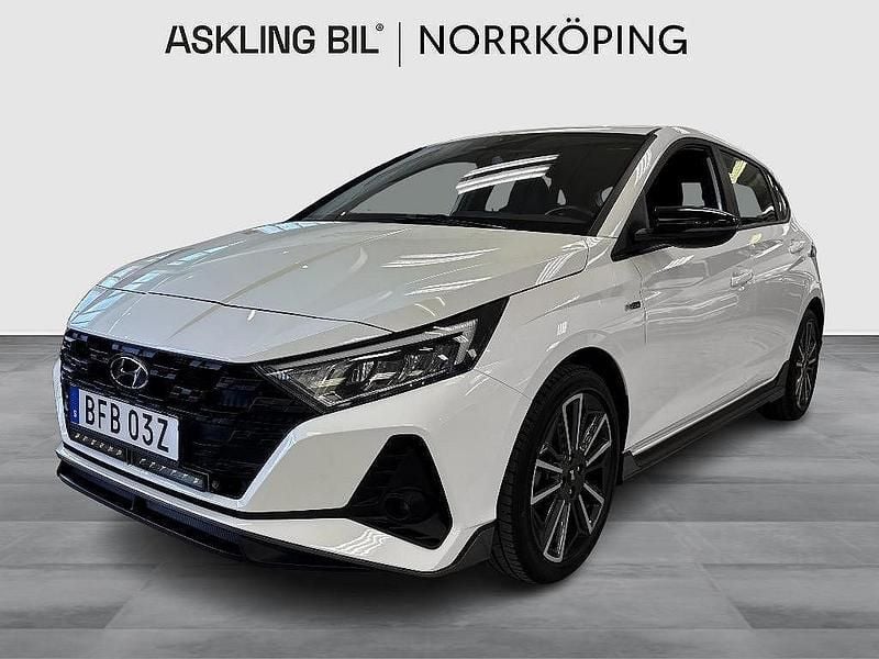 Vit Begagnad 2021 Hyundai i20 N Line Halvkombi | 199 000 kr (Marknadspris) - Bild 1/4