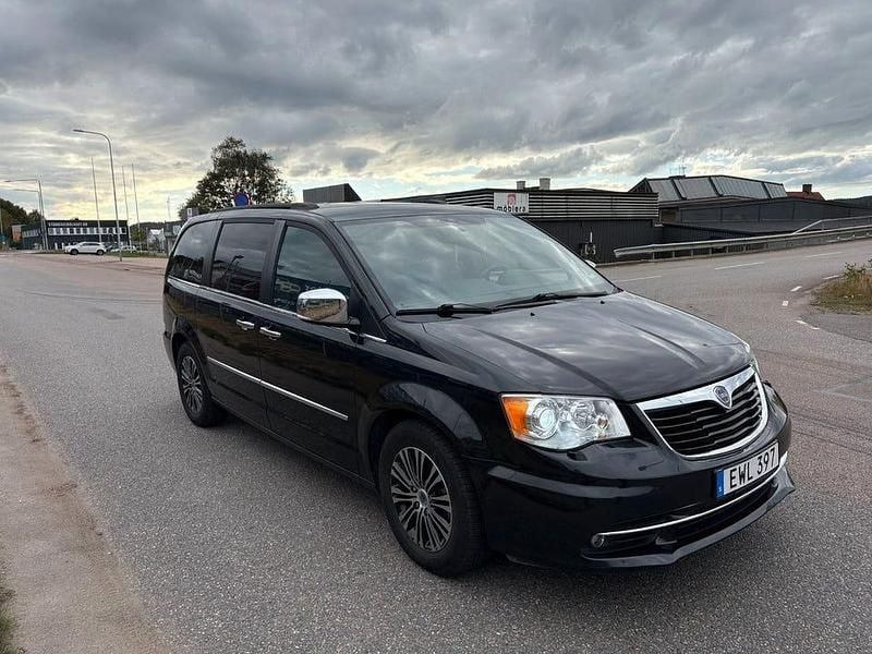 Svart Begagnad 2015 Lancia Voyager Minibuss | 159 900 kr (Marknadspris) - Bild 1/4