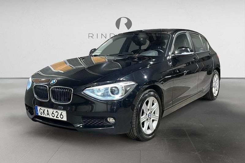 Svart Begagnad 2014 BMW 118 Halvkombi | 124 900 kr (Marknadspris) - Bild 1/3