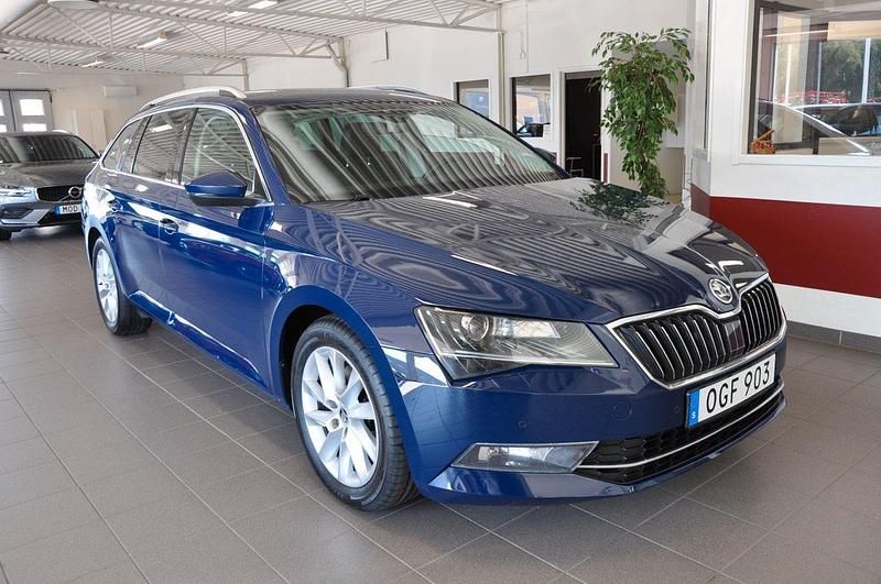 Blå Begagnad 2016 Skoda Superb Style Kombi | 179 500 kr (Lite dyr) - Bild 1/4