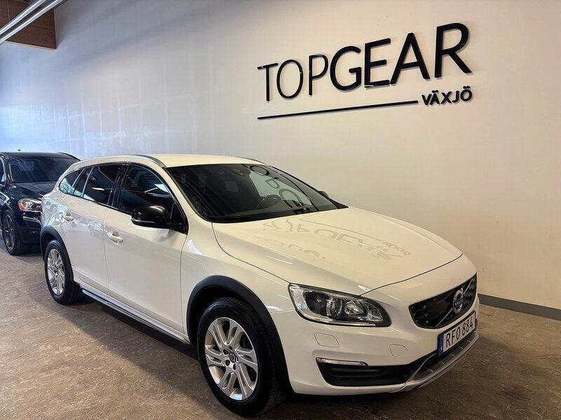 Vit Begagnad 2016 Volvo V60 CC Kombi | 169 900 kr (Marknadspris) - Bild 1/4