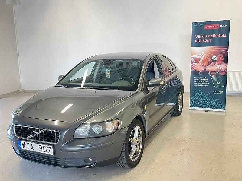 Grå Begagnad 2005 Volvo S40 Kinetic Sedan | 38 800 kr (Lite dyr) - Bild 1/4