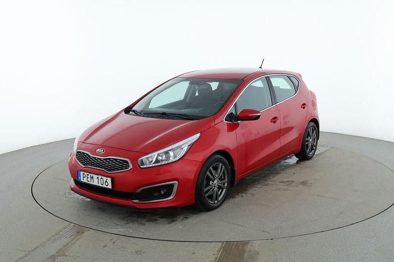 Röd Begagnad 2017 Kia Ceed Edition 7 Halvkombi | 114 000 kr (Marknadspris) - Bild 1/3