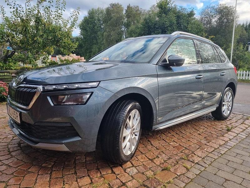 Grå Begagnad 2020 Skoda Kamiq Style SUV | 225 000 kr (Marknadspris) - Bild 1/4
