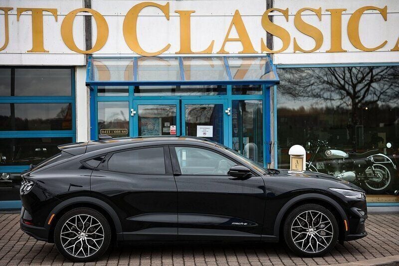 Svart Begagnad 2022 Ford Mustang Mach-E SUV | 599 000 kr - Bild 1/4
