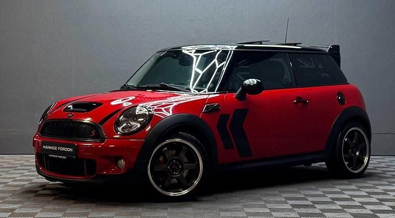 Röd Begagnad 2009 Mini Cooper S Halvkombi | 89 900 kr (Superpris) - Bild 1/4