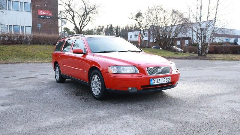 Röd Begagnad 2006 Volvo V70 Kinetic Kombi | 29 700 kr (Marknadspris) - Bild 1/4