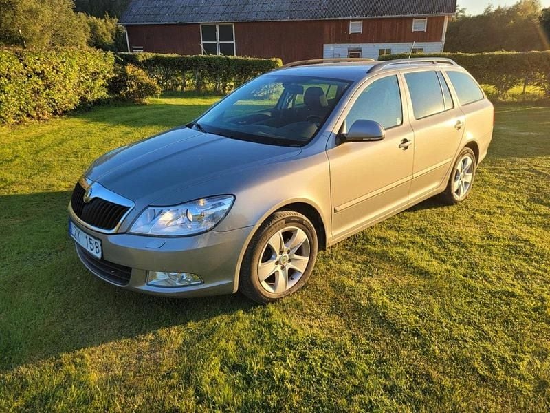 Brun Begagnad 2012 Skoda Octavia Elegance Kombi | 84 000 kr (Marknadspris) - Bild 1/4