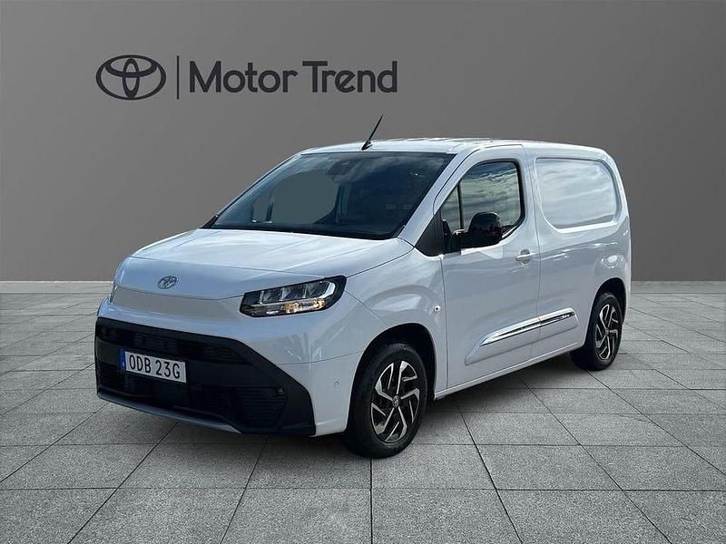 Vit Begagnad 2024 Toyota Proace City City Van | 359 900 kr (Lite dyr) - Bild 1/4