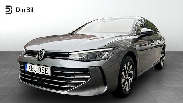 Mörkgrå Begagnad 2024 VW Passat Business Kombi | 349 500 kr (Marknadspris) - Bild 1/4