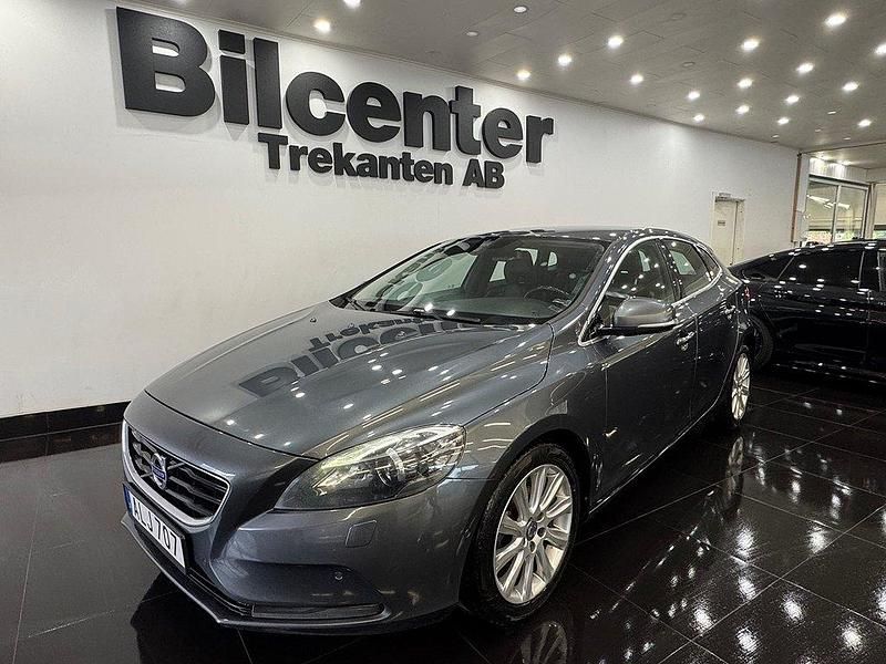 Grå Begagnad 2013 Volvo V40 Summum Kombi | 74 900 kr (Bra pris) - Bild 1/4