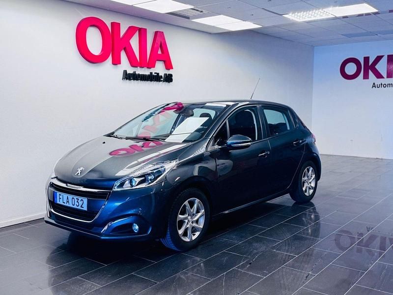 Mörkgrå (grå) Begagnad 2015 Peugeot 208 Halvkombi | 74 990 kr (Marknadspris) - Bild 1/4