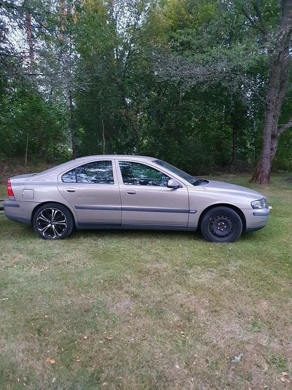 Brun Begagnad 2001 Volvo S60 Sedan | 17 000 kr (Superpris) - Bild 1/4