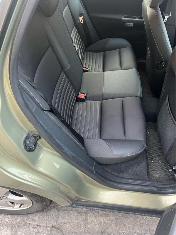 Grön Begagnad 2008 Volvo V50 Kinetic Kombi | 25 000 kr (Marknadspris) - Bild 1/4