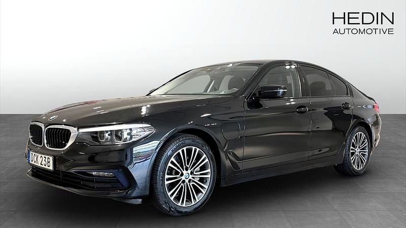 Svart (black) Begagnad 2019 BMW 530e Sport Line Sedan | 278 500 kr (Marknadspris) - Bild 1/4