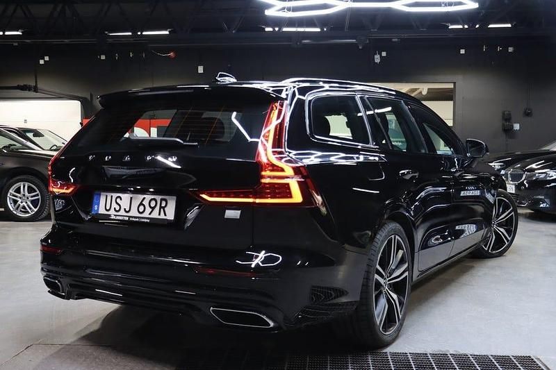 Begagnad Volvo V60 R-Design 340 HK (250 kW) 2021 Svart Kombi