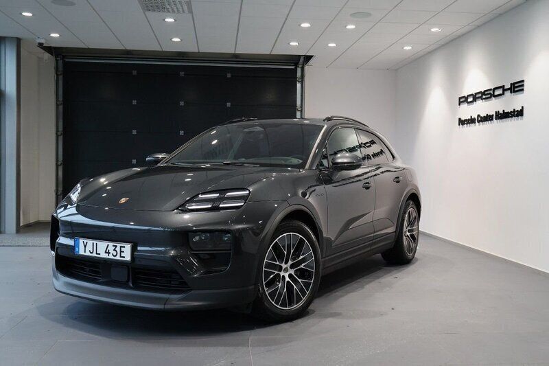 Grå (grey) Begagnad 2024 Porsche Macan SUV | 975 000 kr - Bild 1/4