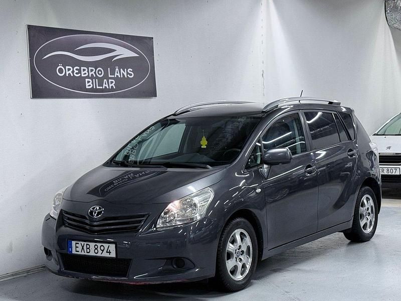 Mörkgrå (grå) Begagnad 2009 Toyota Verso Minibuss | 89 900 kr (Marknadspris) - Bild 1/4