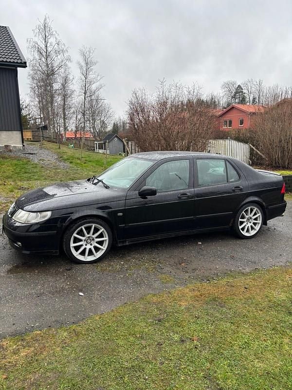 Svart Begagnad 2002 Saab 9-5 Sedan | 19 000 kr (Marknadspris) - Bild 1/4