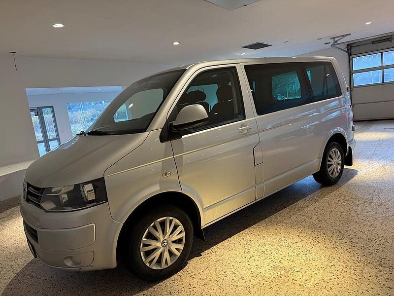 Silver Begagnad 2011 VW Caravelle Comfortline Minibuss | 129 900 kr (Bra pris) - Bild 1/4