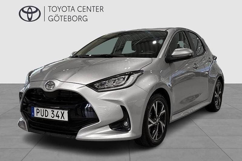 Silver Begagnad 2024 Toyota Yaris Hybrid Active Halvkombi | 254 900 kr (Marknadspris) - Bild 1/4