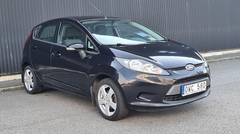 Svart Begagnad 2010 Ford Fiesta Trend Halvkombi | 39 900 kr (Marknadspris) - Bild 1/4