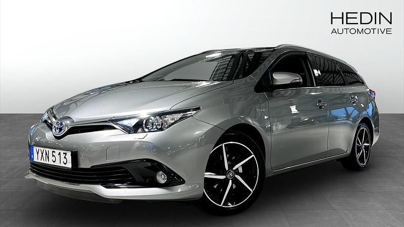 Silver Begagnad 2018 Toyota Auris SUV | 189 900 kr (Marknadspris) - Bild 1/4