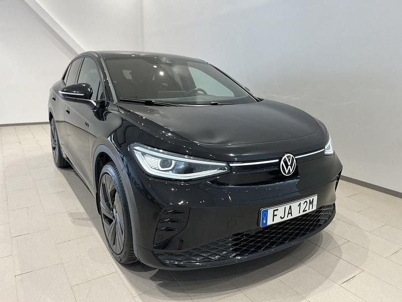 Svart (grenadilla black metallic) Begagnad 2023 VW ID.5 GTX SUV | 399 900 kr (Bra pris) - Bild 1/3