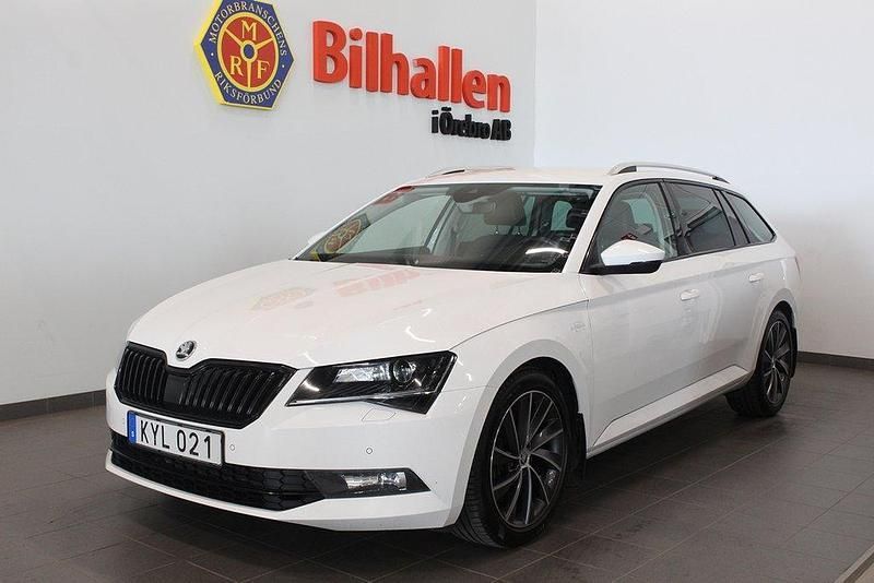Vit Begagnad 2016 Skoda Superb LAURIN & KLEMENT Kombi | 179 900 kr (Marknadspris) - Bild 1/4
