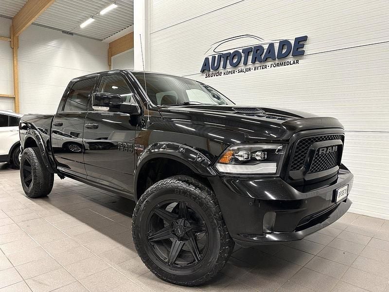 Svart Begagnad 2015 RAM 1500 Pickup | 369 900 kr (Marknadspris) - Bild 1/4
