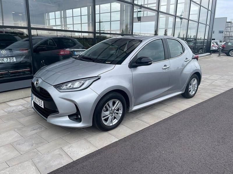 Grå Begagnad 2022 Mazda 2 Comfort Halvkombi | 219 900 kr (Marknadspris) - Bild 1/4