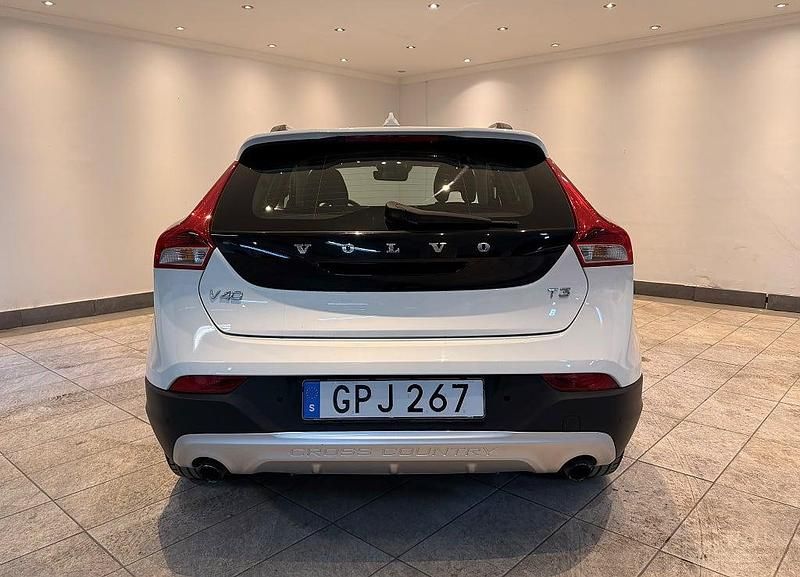 Begagnad Volvo V40 Momentum 152 HK (111 kW) 2018 Vit Halvkombi