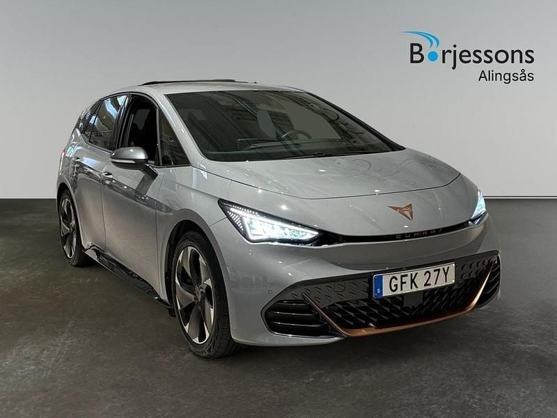 Ljusgrå (grå) Begagnad 2022 Cupra Born e-Boost Halvkombi | 254 900 kr (Bra pris) - Bild 1/4