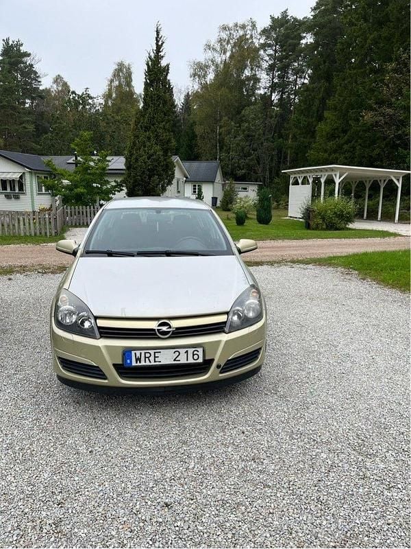 Gul Begagnad 2005 Opel Astra Halvkombi | 14 000 kr (Marknadspris) - Bild 1/4