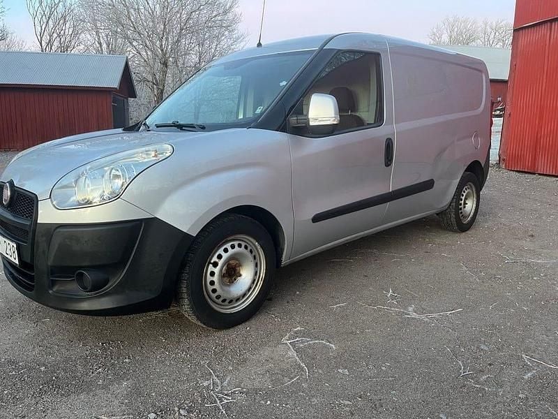 Grå Begagnad 2012 Fiat Doblò Minibuss | 39 900 kr (Marknadspris) - Bild 1/4